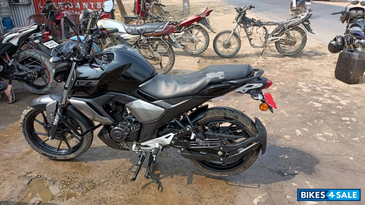 Glossy Black Yamaha FZ FI V3 BS6
