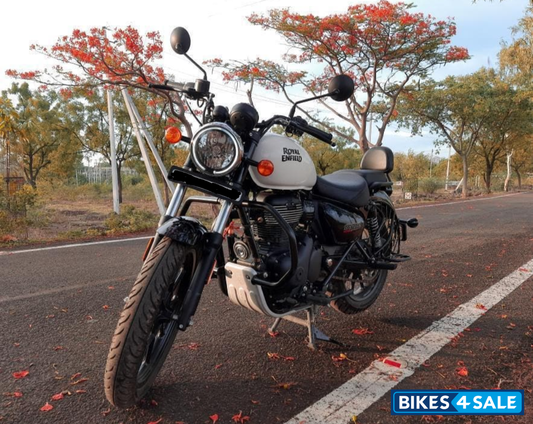 White Royal Enfield Meteor 350 Fireball