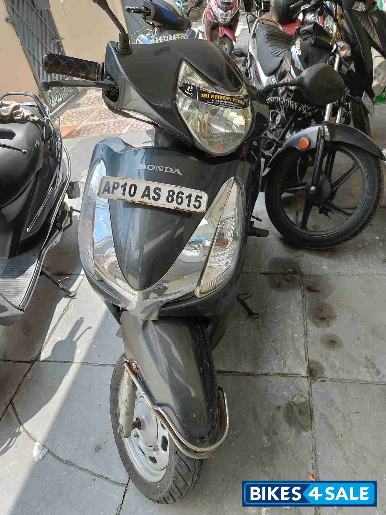 Grey Honda Aviator