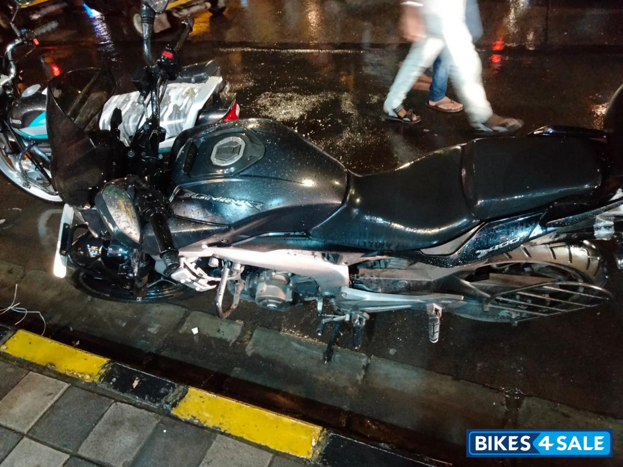 Matte Black Bajaj Dominar 400