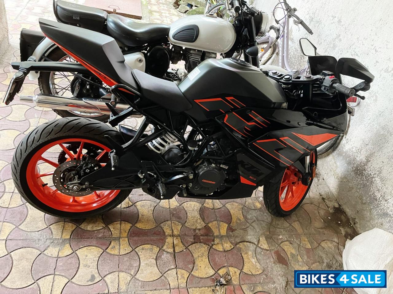 Black KTM RC 200 2020