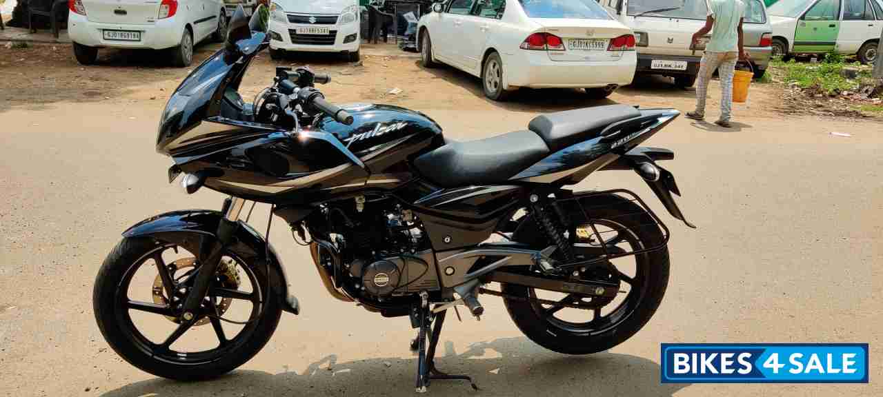 Black Bajaj Pulsar 220F