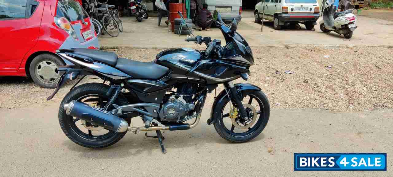Black Bajaj Pulsar 220F