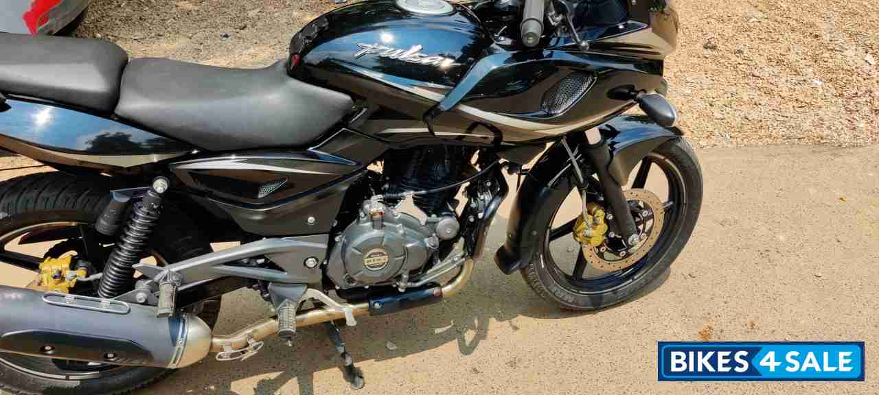 Black Bajaj Pulsar 220F