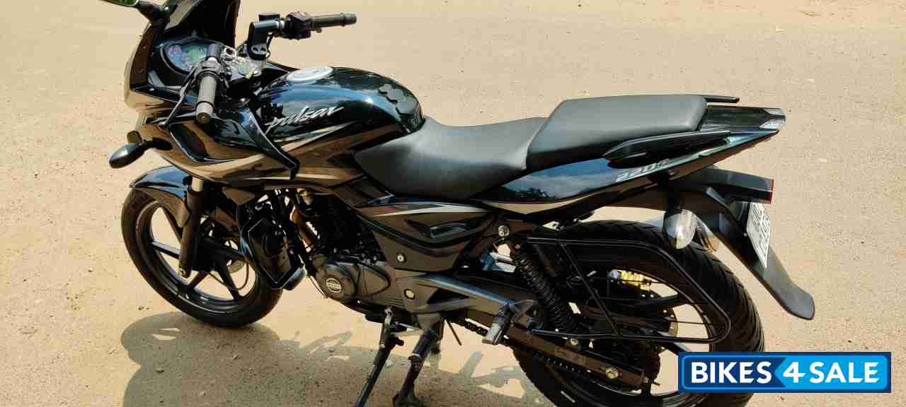 Black Bajaj Pulsar 220F