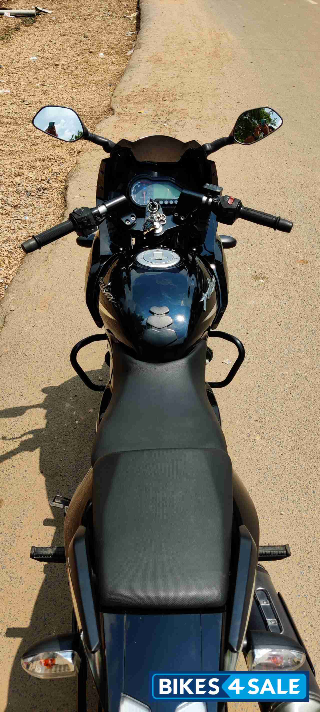 Black Bajaj Pulsar 220F