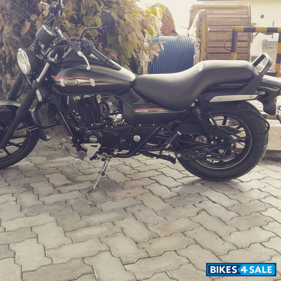 Black Bajaj Avenger Cruise 220