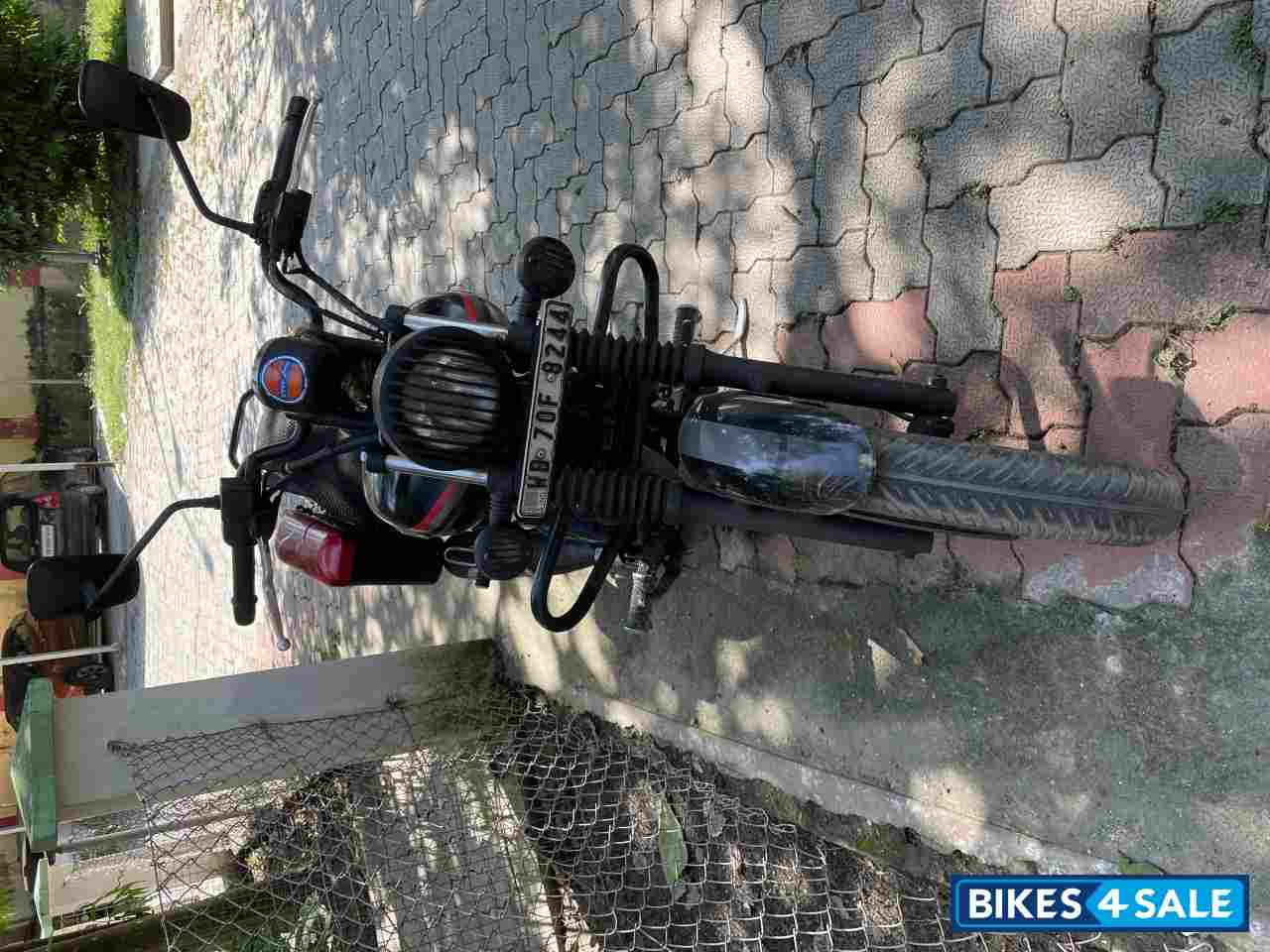 Black Bajaj Avenger Cruise 220