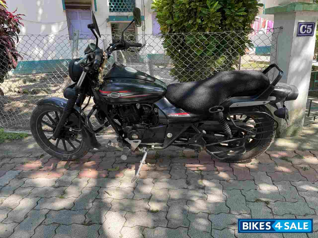 Black Bajaj Avenger Cruise 220