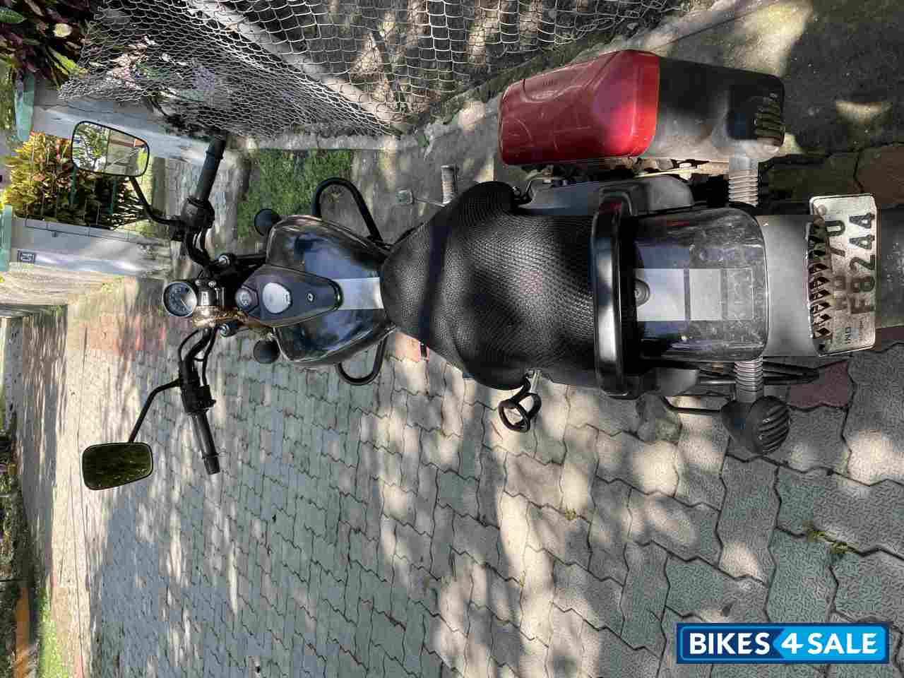 Black Bajaj Avenger Cruise 220