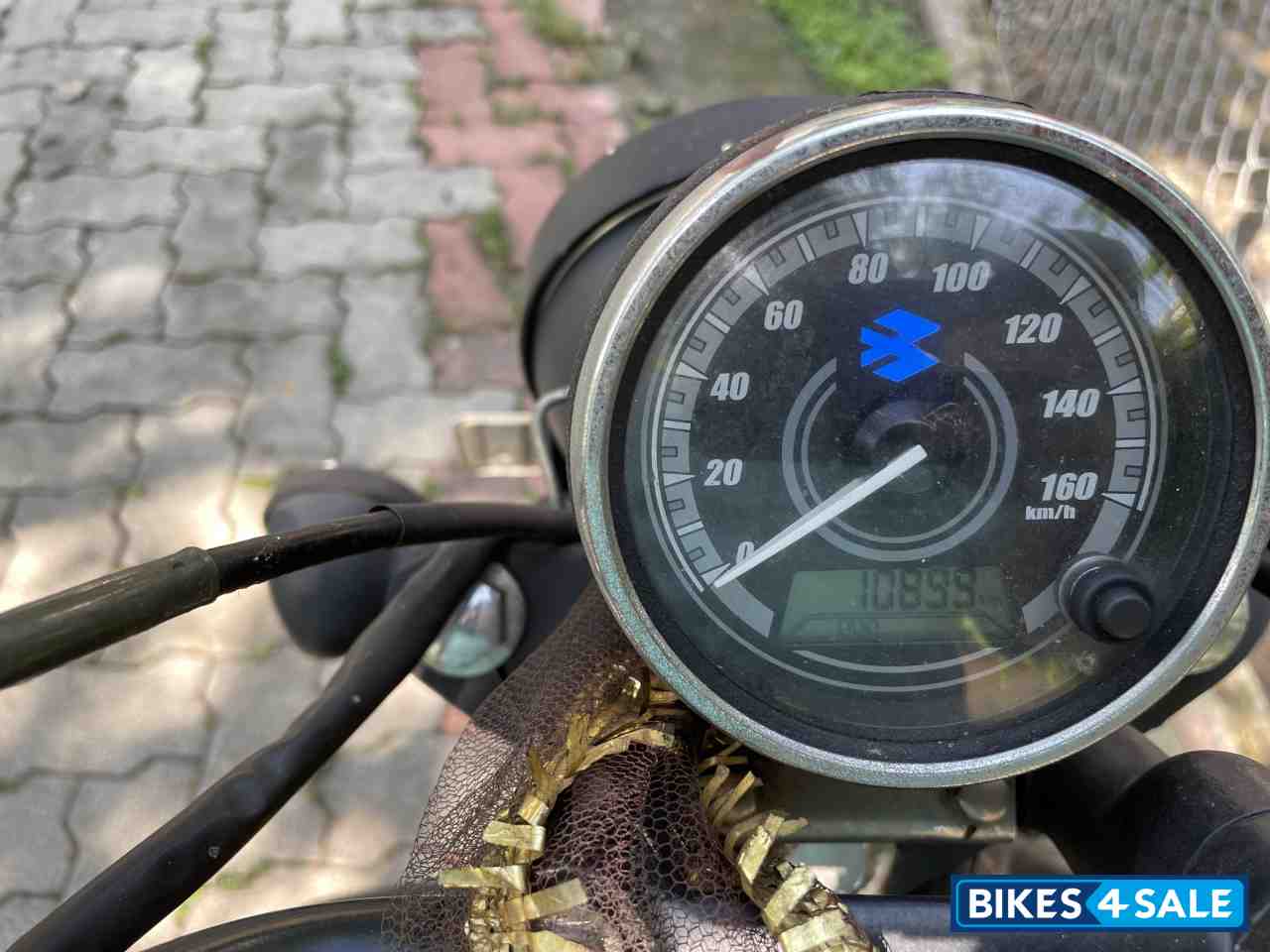 Black Bajaj Avenger Cruise 220