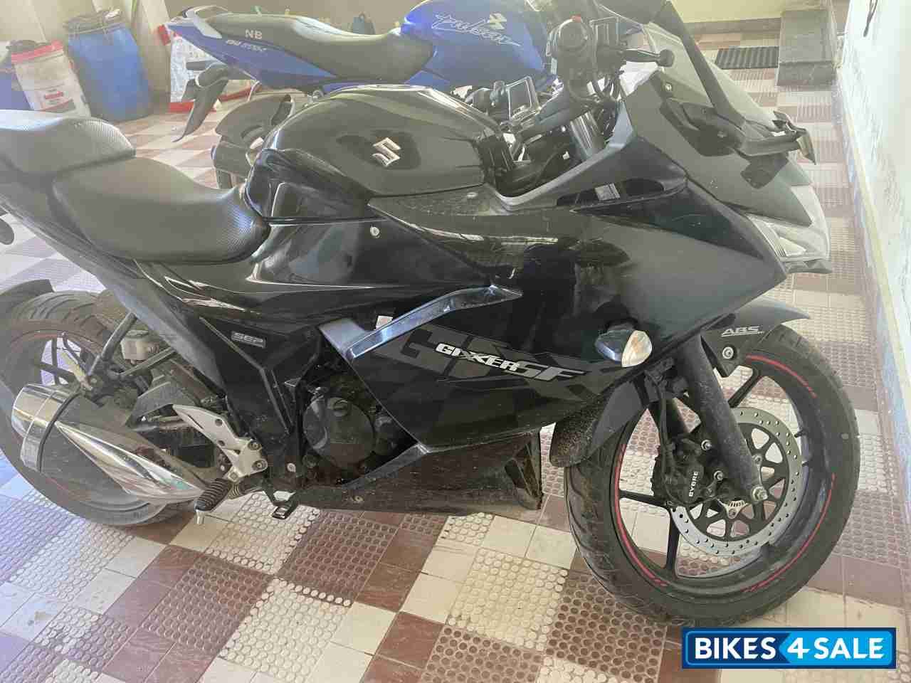 Black Suzuki Gixxer SF Fi