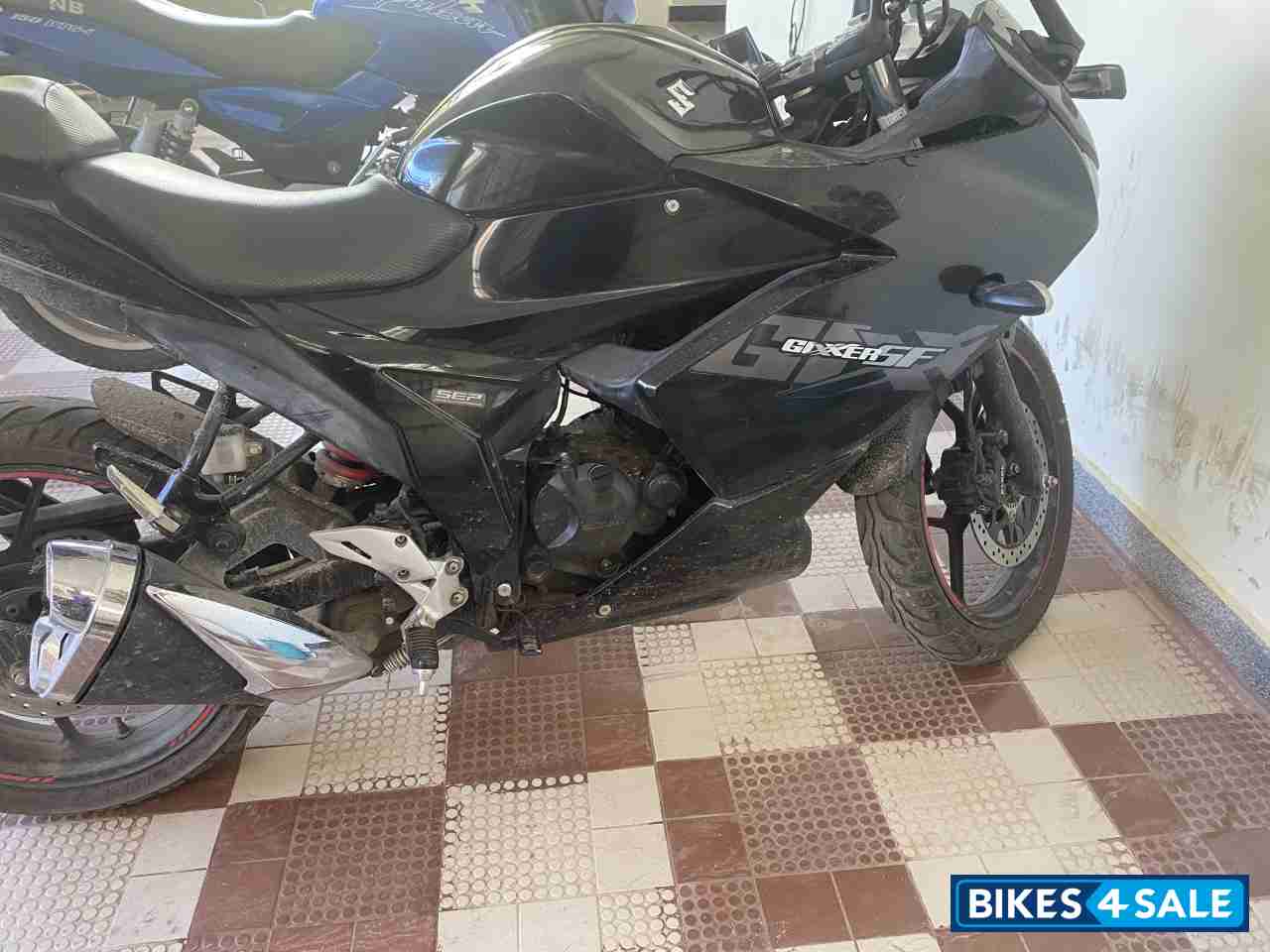 Black Suzuki Gixxer SF Fi
