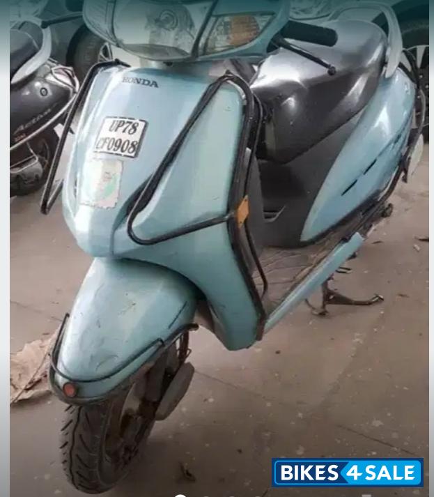 Blue Met Honda Activa