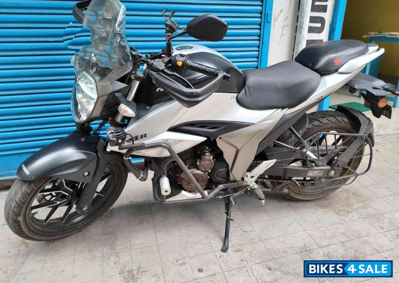 Matte/silver Suzuki Gixxer 250