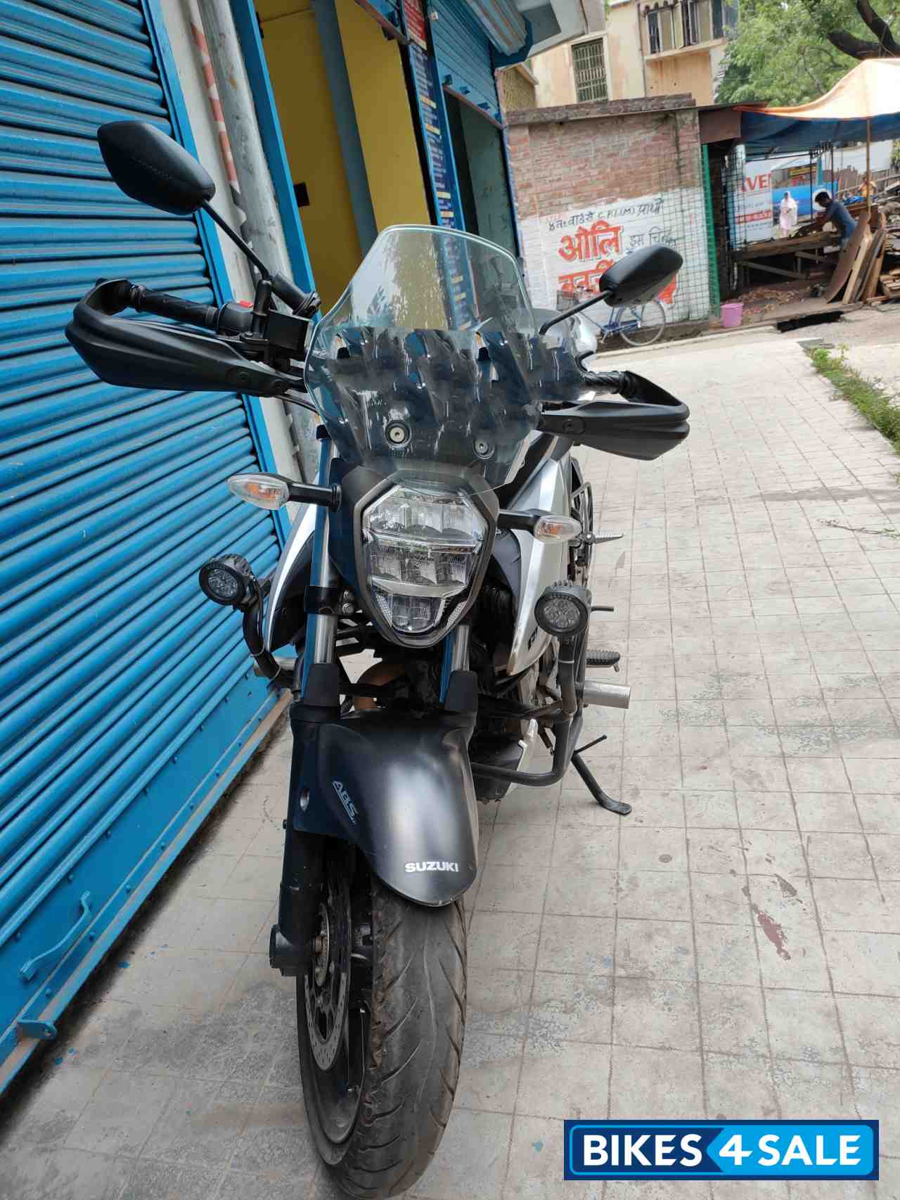 Matte/silver Suzuki Gixxer 250