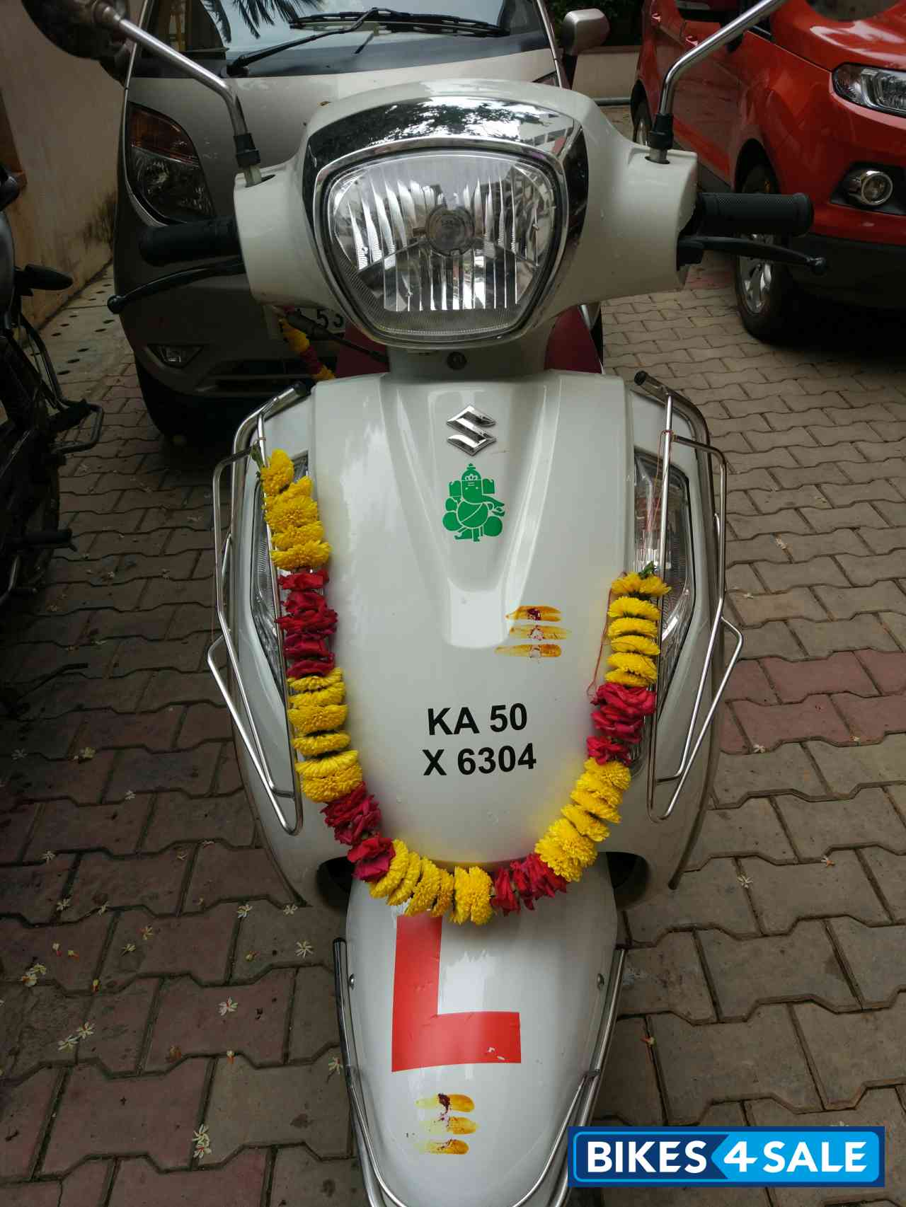 White Suzuki Access 125 Special Edition