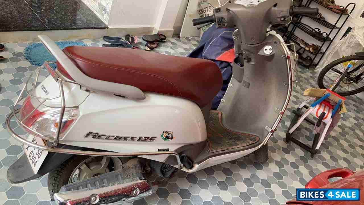 White Suzuki Access 125 Special Edition