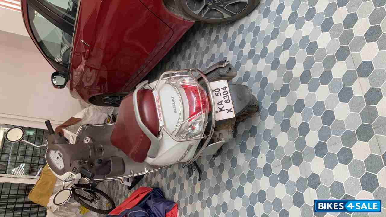 White Suzuki Access 125 Special Edition