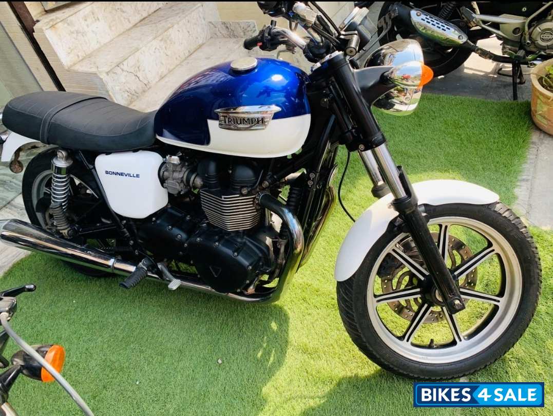 Blue Triumph Bonneville