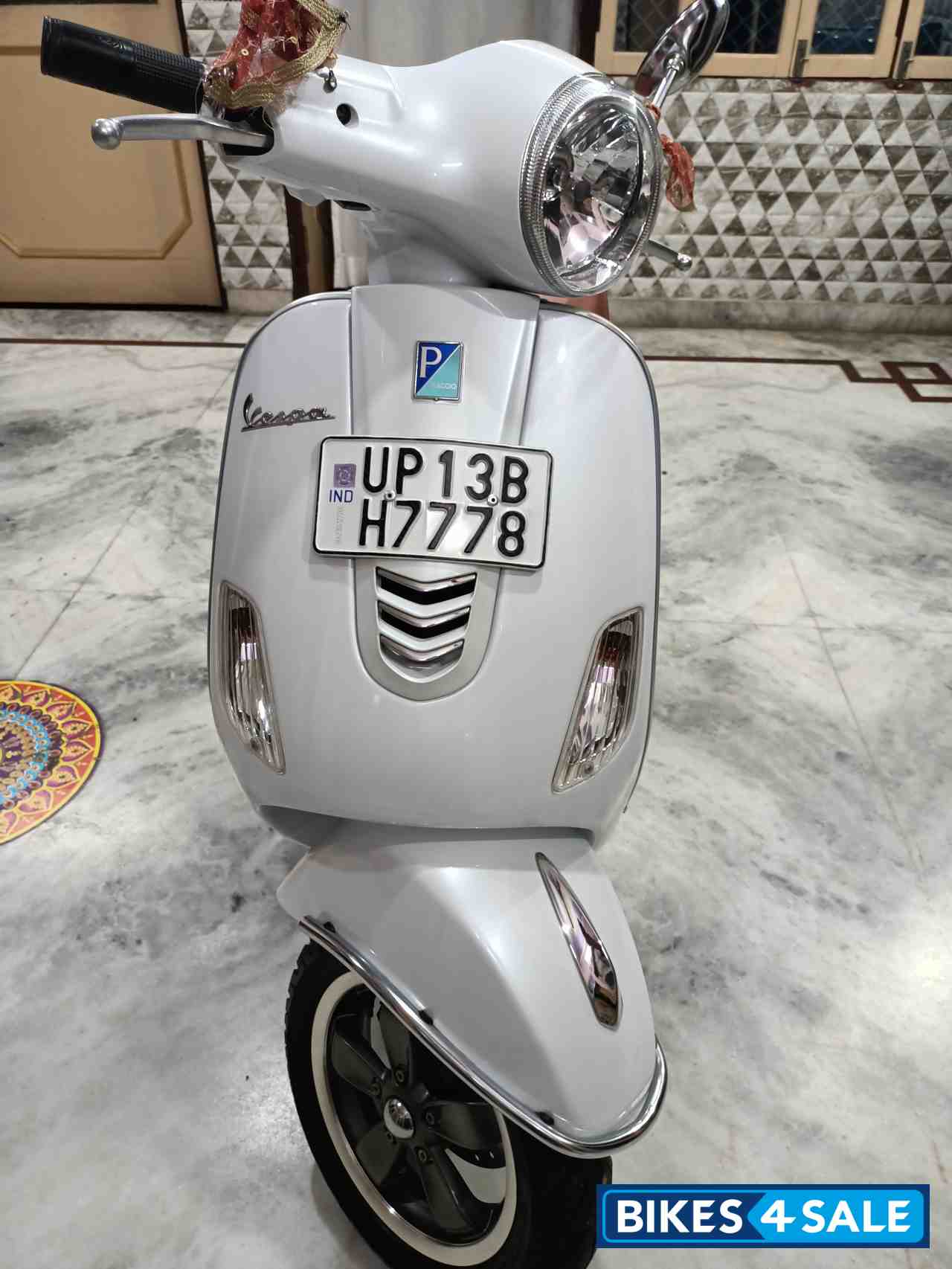 White Piaggio  Vespa vxl 125