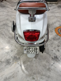 White Piaggio  Vespa vxl 125