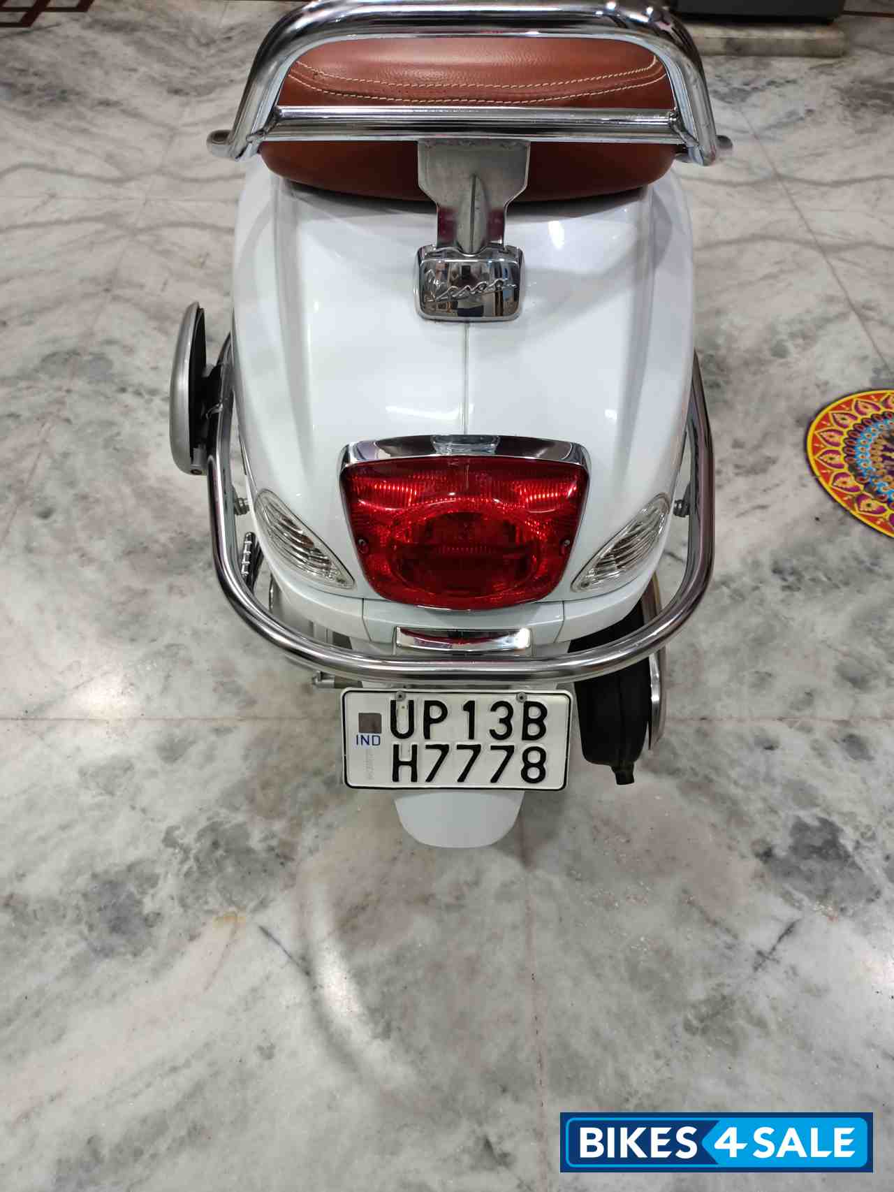 White Piaggio  Vespa vxl 125