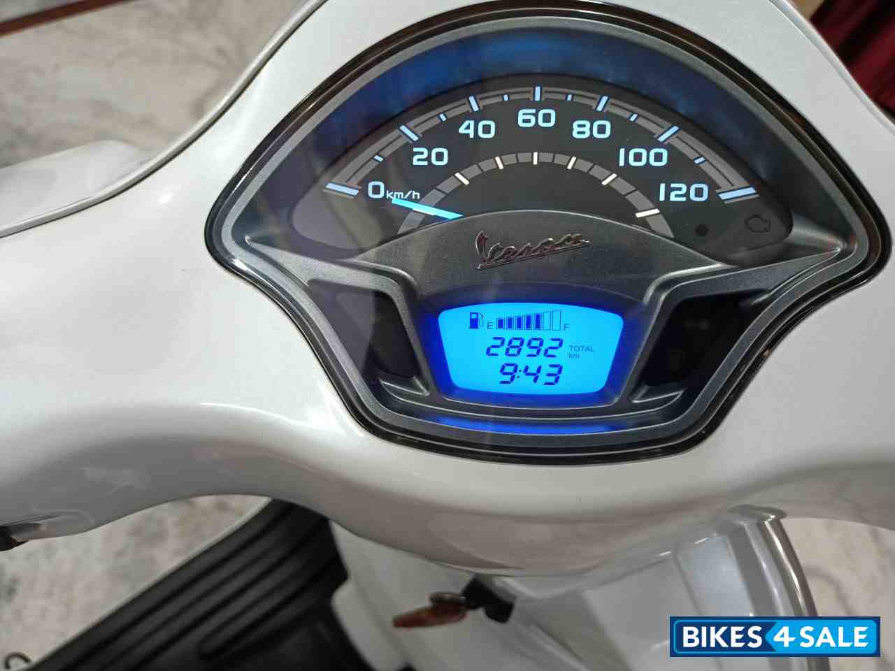 White Piaggio  Vespa vxl 125