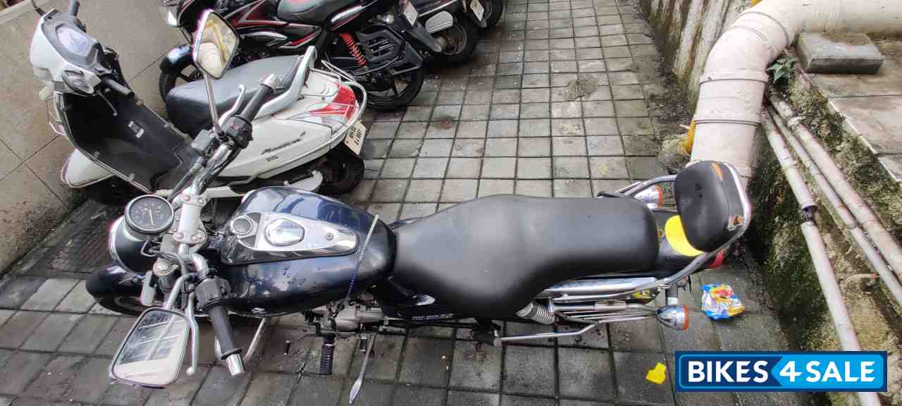 Black Bajaj Avenger 220 DTS-i