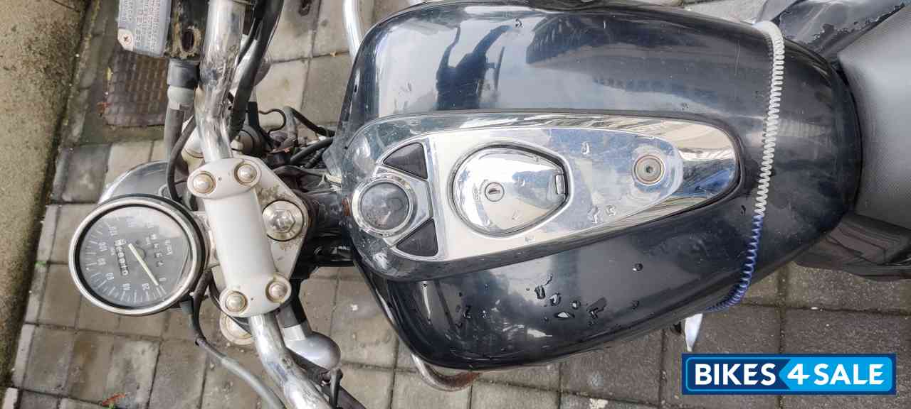 Black Bajaj Avenger 220 DTS-i