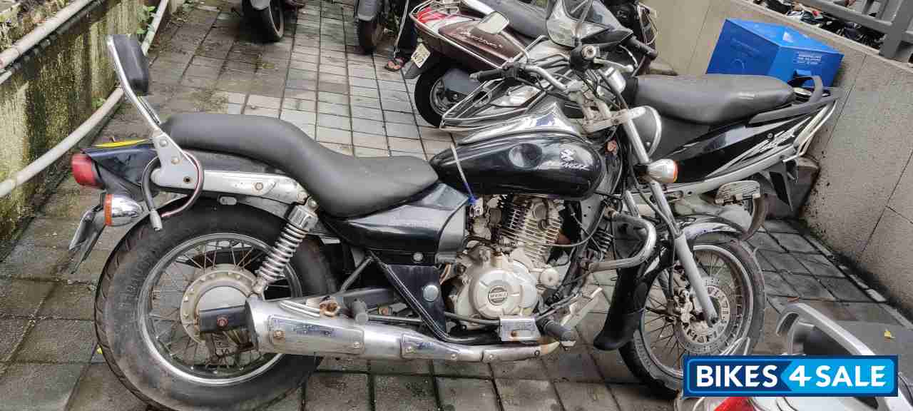 Black Bajaj Avenger 220 DTS-i