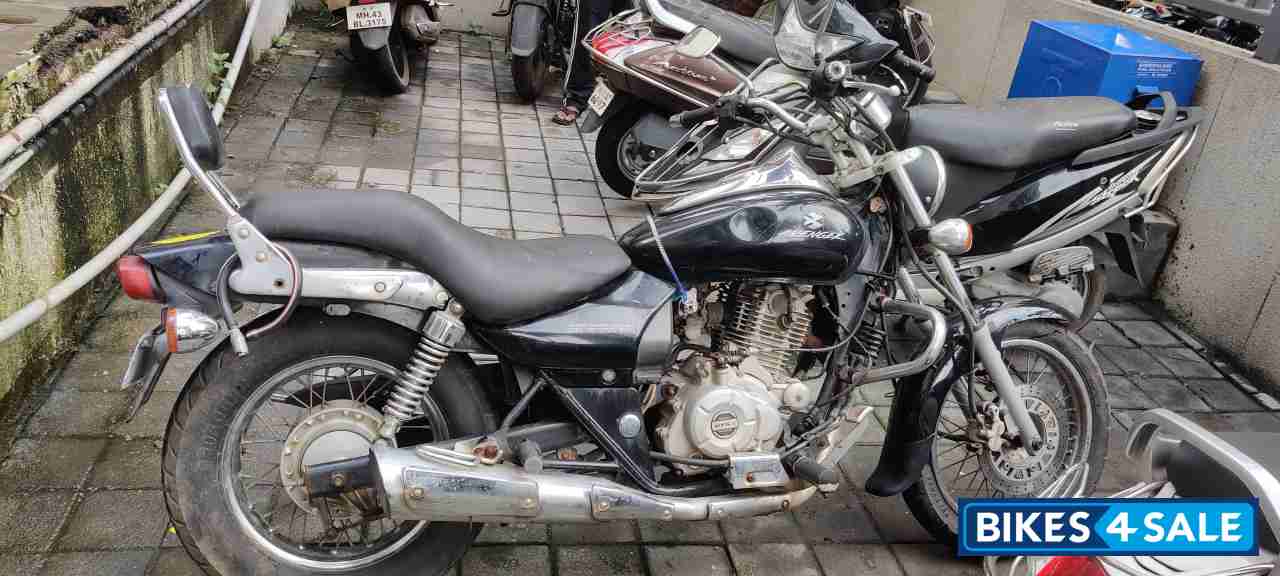 Black Bajaj Avenger 220 DTS-i