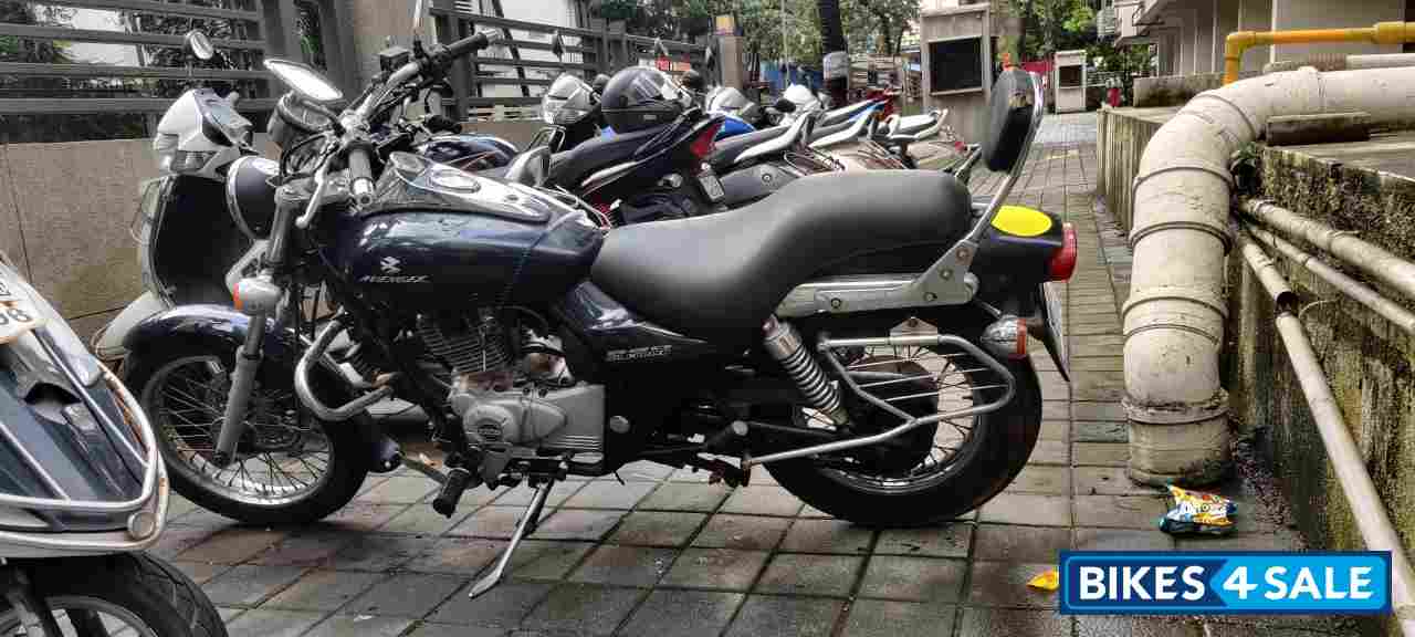 Black Bajaj Avenger 220 DTS-i