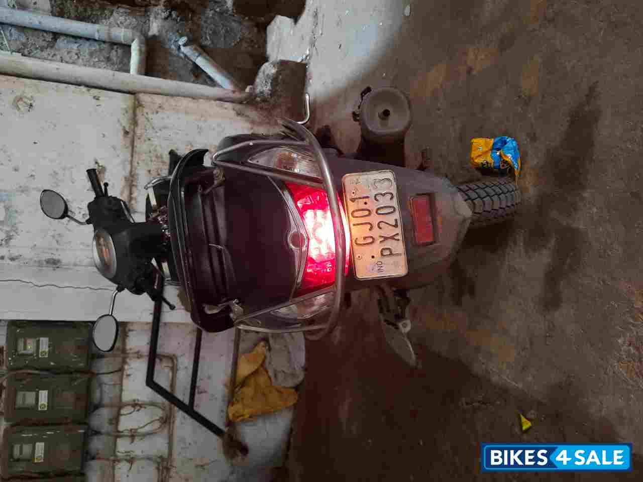 White Grey Yamaha Fascino