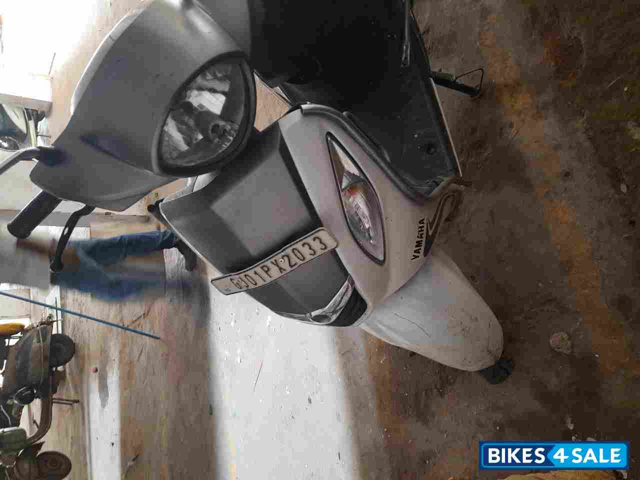 White Grey Yamaha Fascino