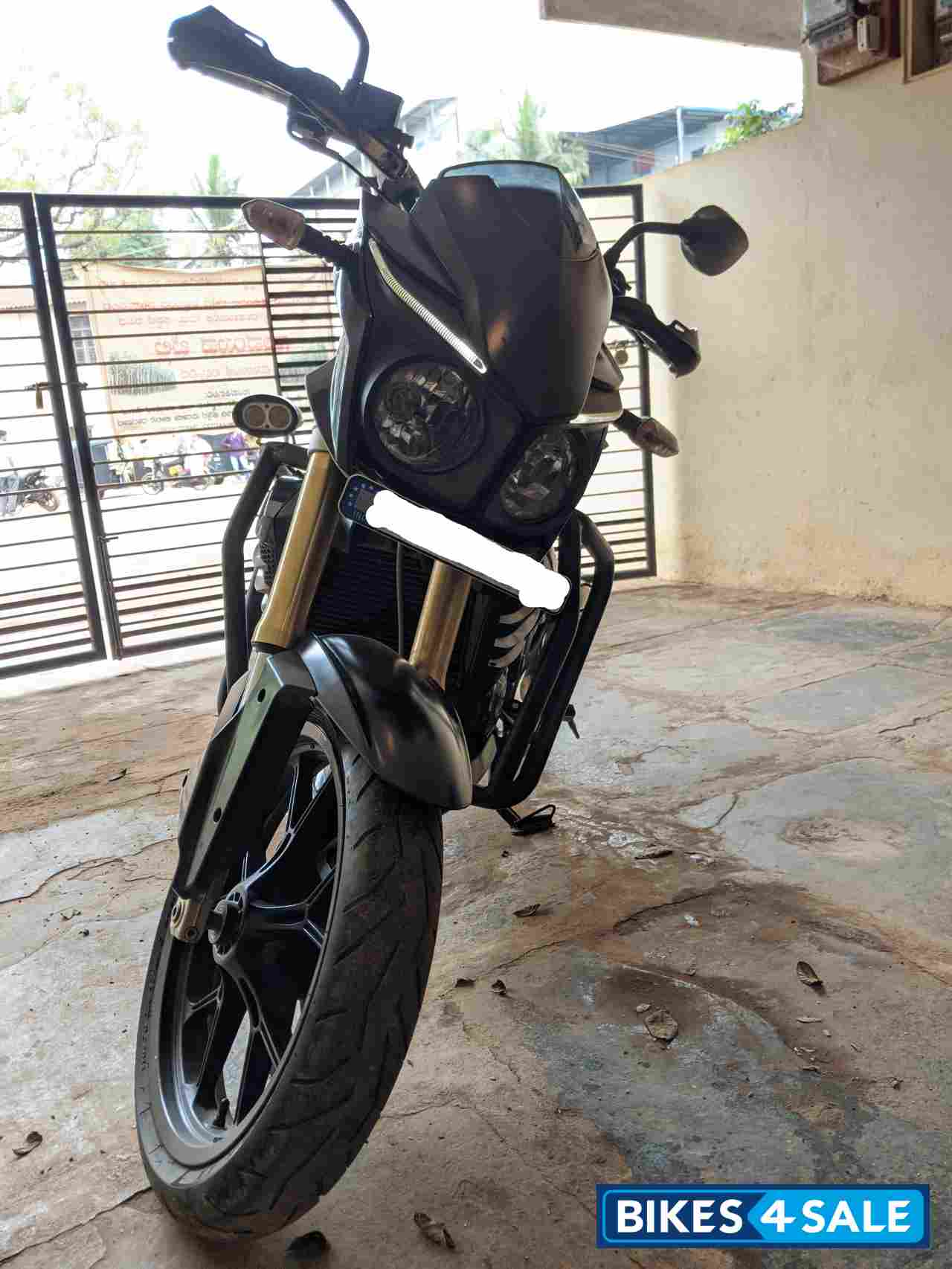 Black Mahindra Mojo XT 300