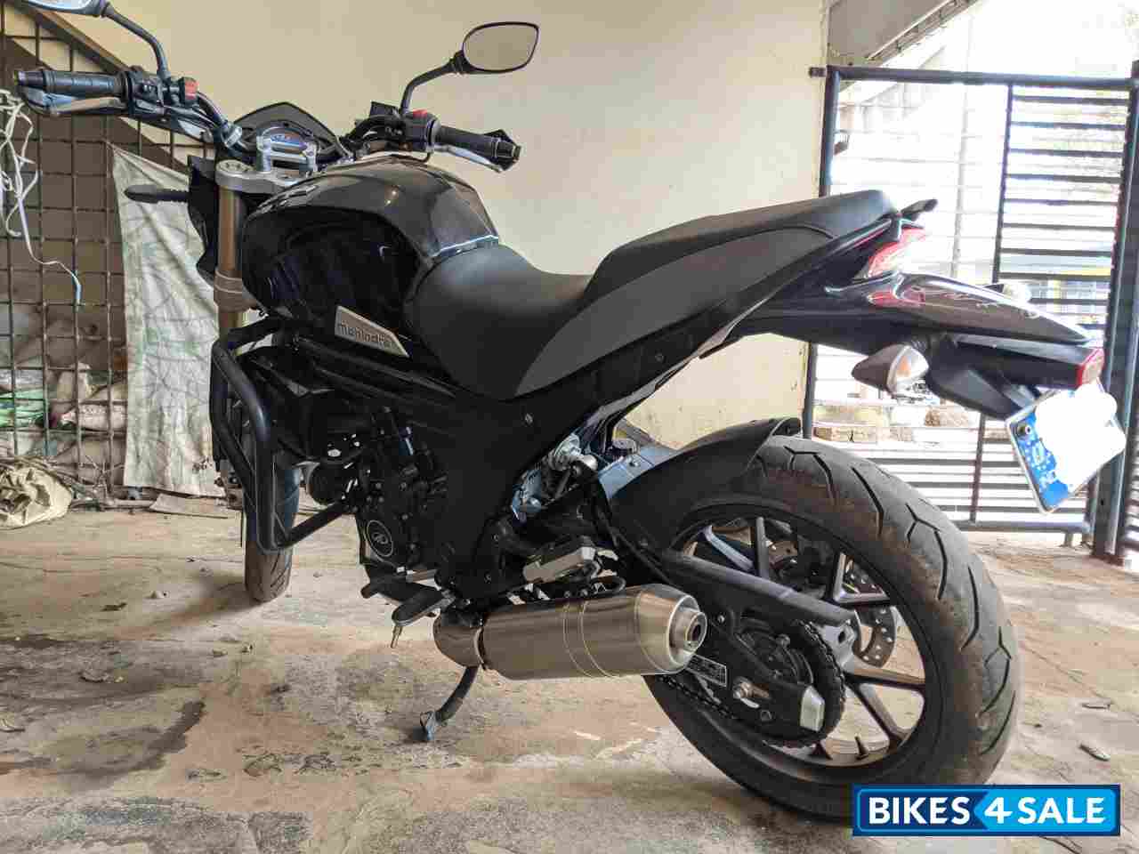 Black Mahindra Mojo XT 300