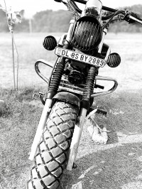 Black Bajaj Avenger Cruise 220