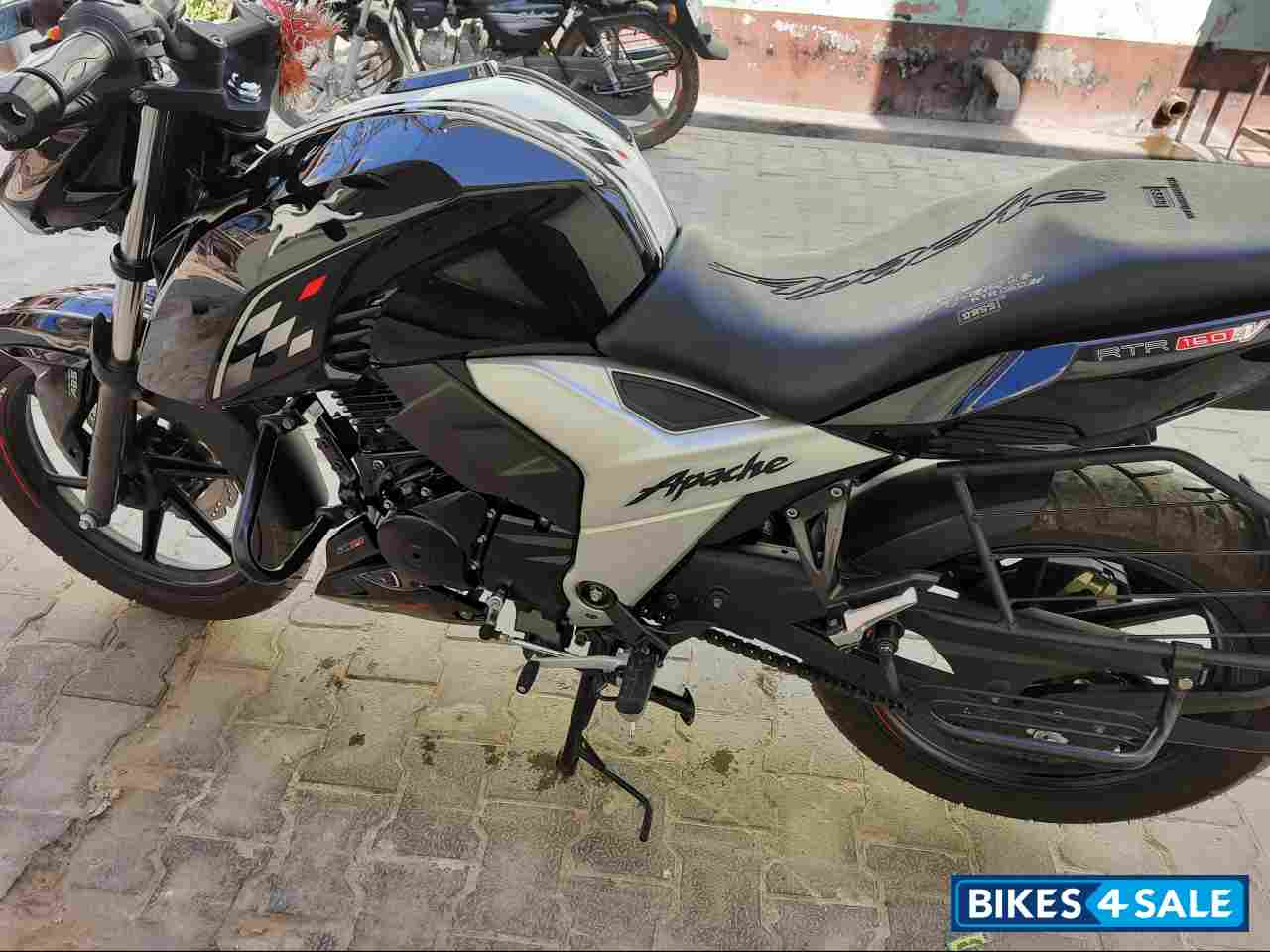 Black TVS Apache RTR 160 4V BS6