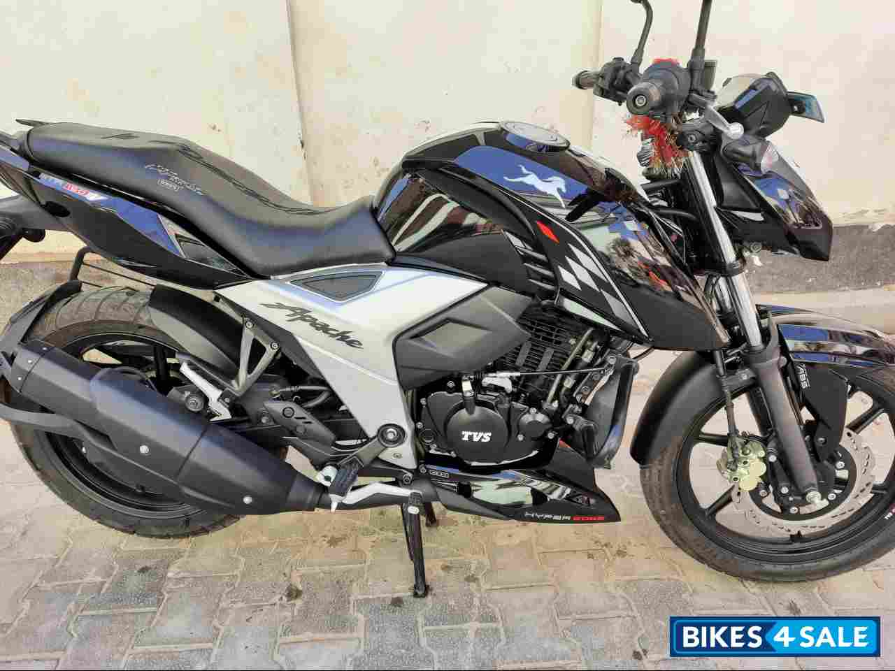 Black TVS Apache RTR 160 4V BS6