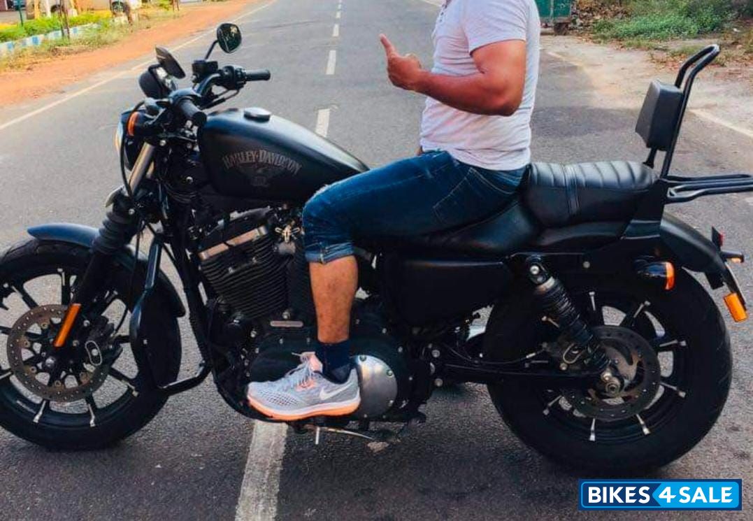 Matt Black Harley Davidson Iron 883