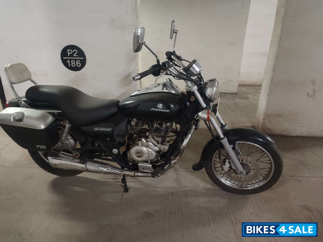 Black Bajaj Avenger 220 DTS-i