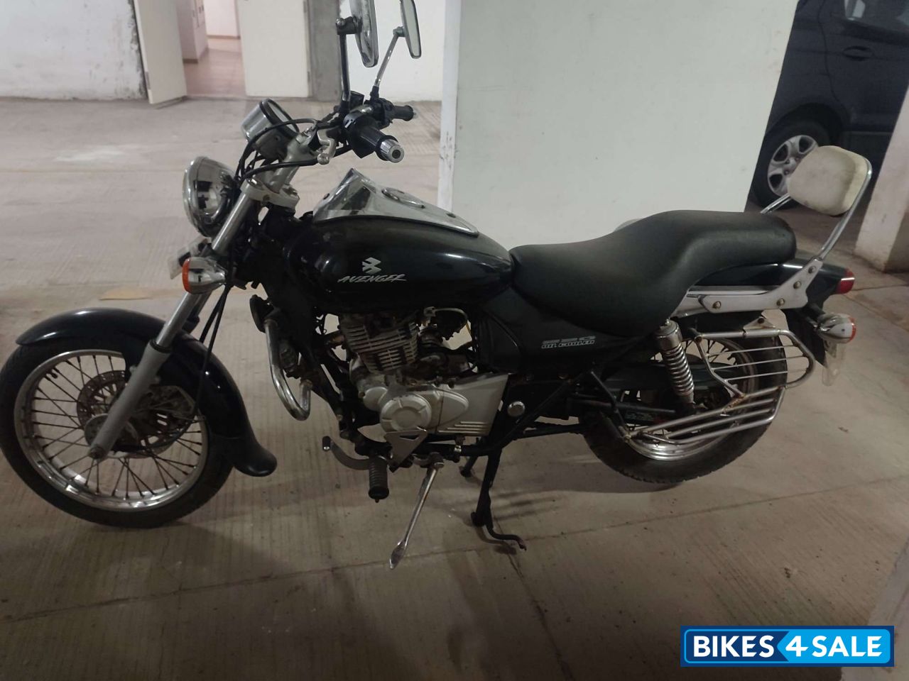 Black Bajaj Avenger 220 DTS-i