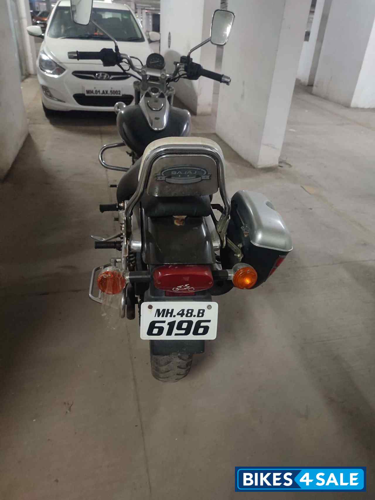 Black Bajaj Avenger 220 DTS-i