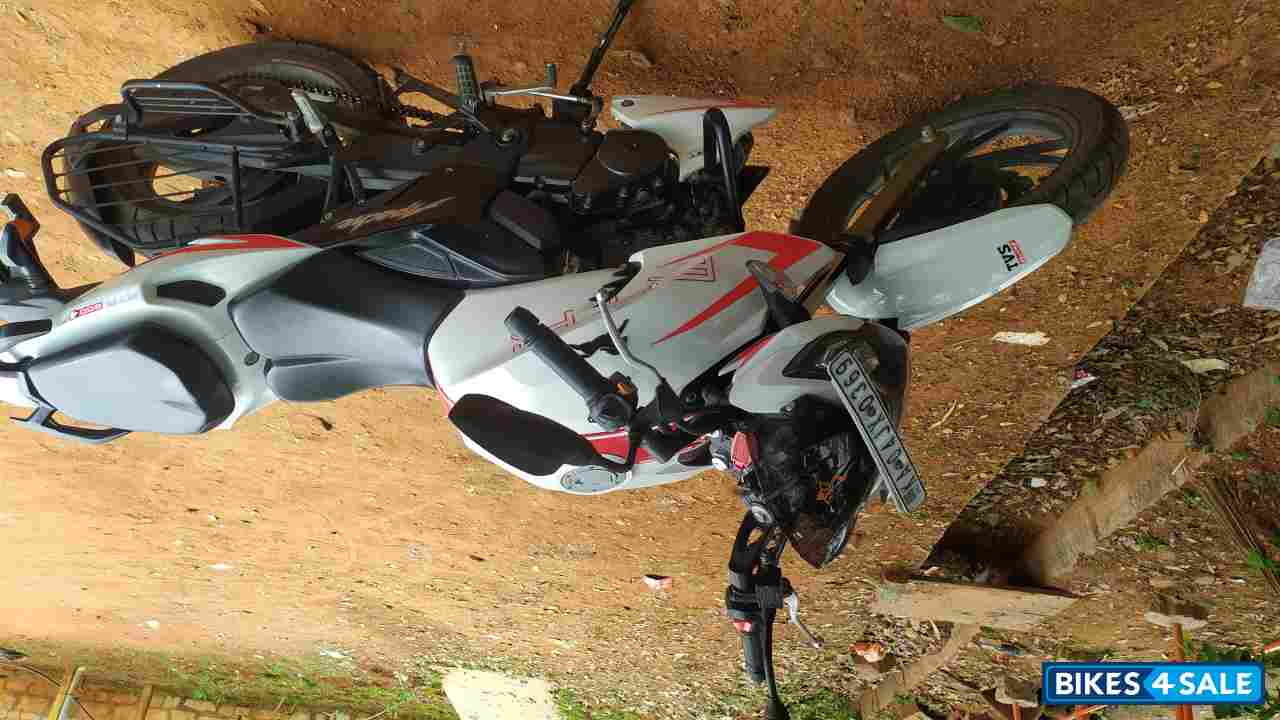 Pearl White TVS Apache RTR 200 4V ABS Race Edition 2.0