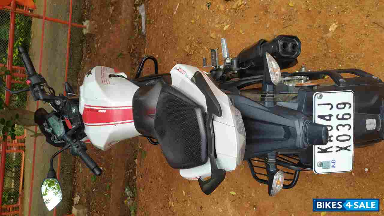 Pearl White TVS Apache RTR 200 4V ABS Race Edition 2.0