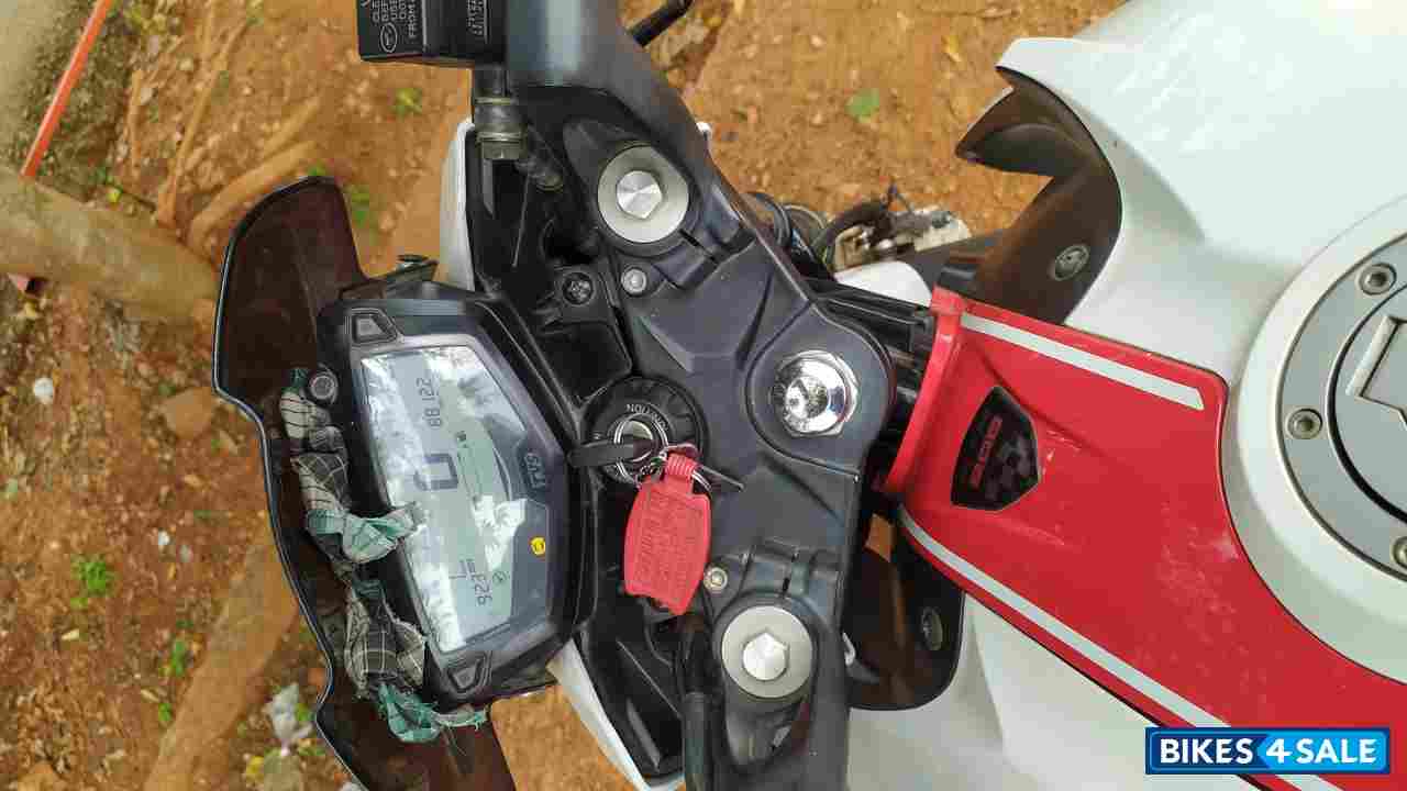 Pearl White TVS Apache RTR 200 4V ABS Race Edition 2.0