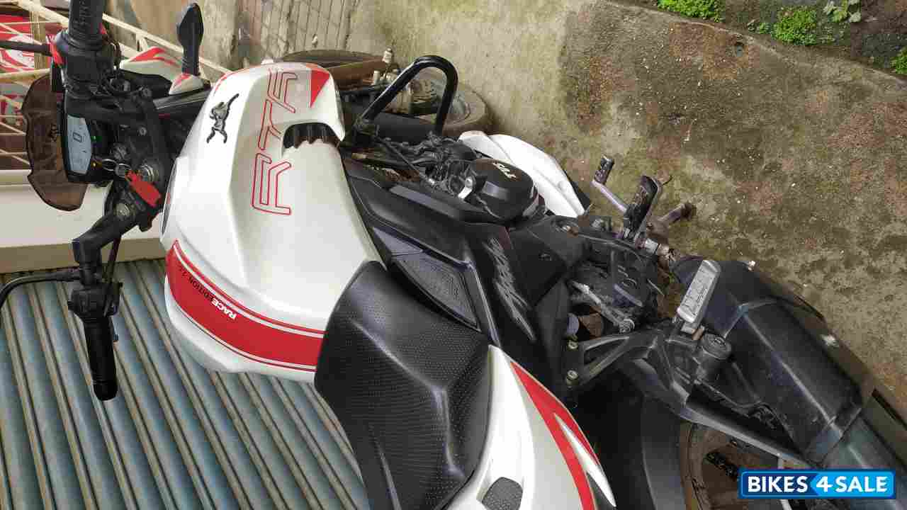 Pearl White TVS Apache RTR 200 4V ABS Race Edition 2.0