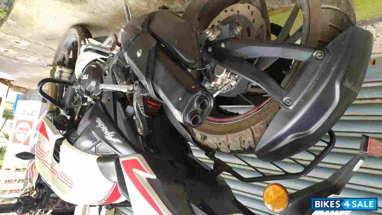 Pearl White TVS Apache RTR 200 4V ABS Race Edition 2.0