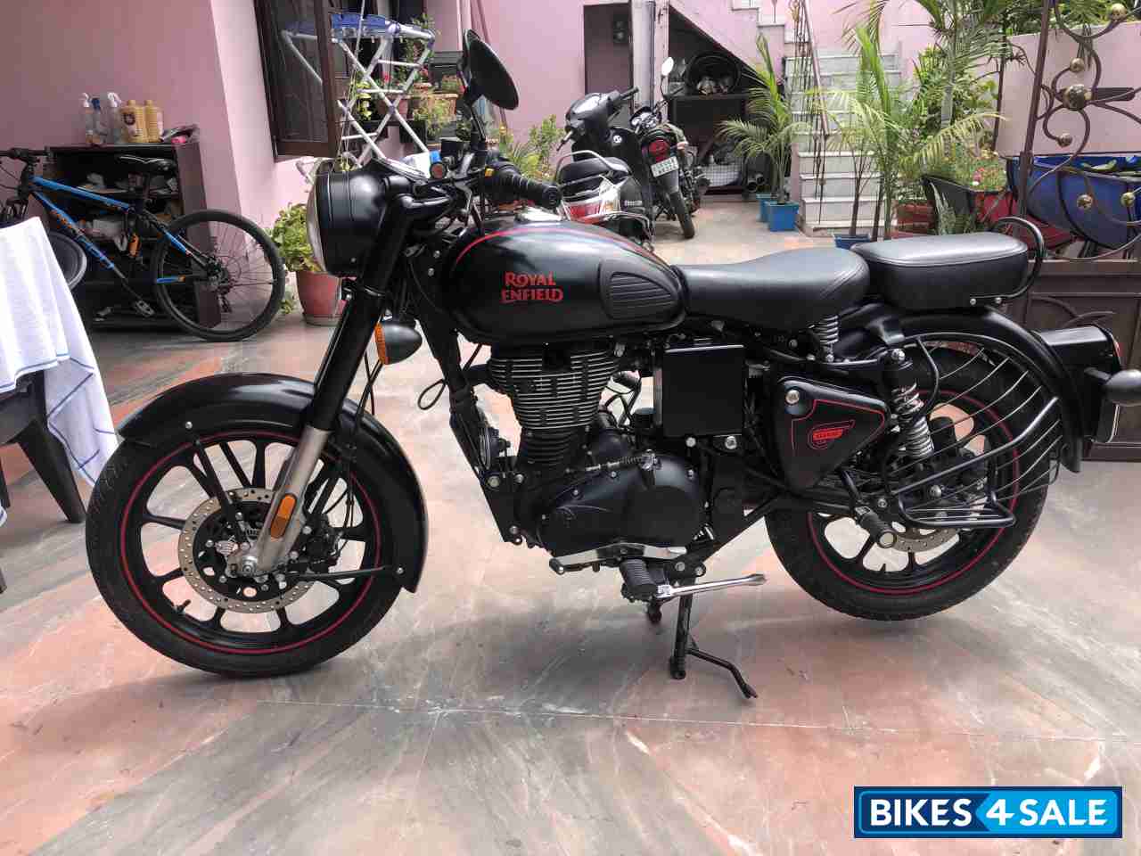 Royal Enfield Classic Stealth Black